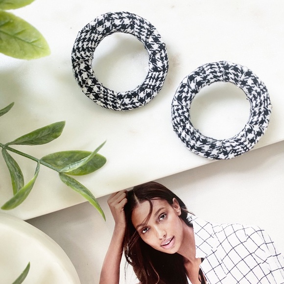 "Ingrid" Earrings || Black Houndstooth Hoop - Picture 4 of 10